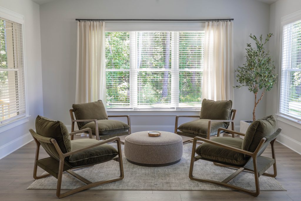 Sitting room with chairs and a coffee table