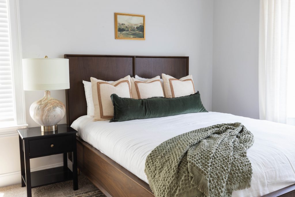 Secondary bedroom with white and green color scheme