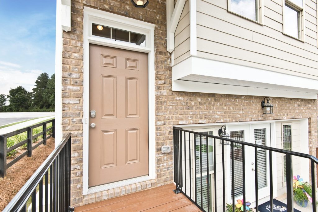 An elevated entry front entry style in Hawthorne Village