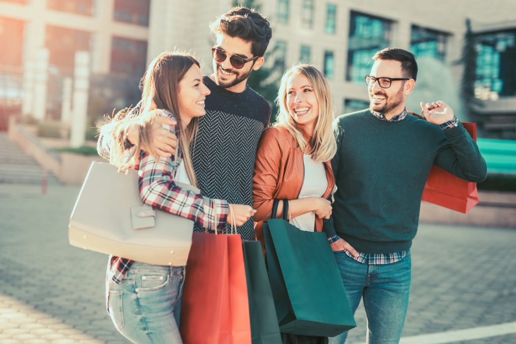 Friends taking a shopping trip in Atlanta jovanmandic © 123rf