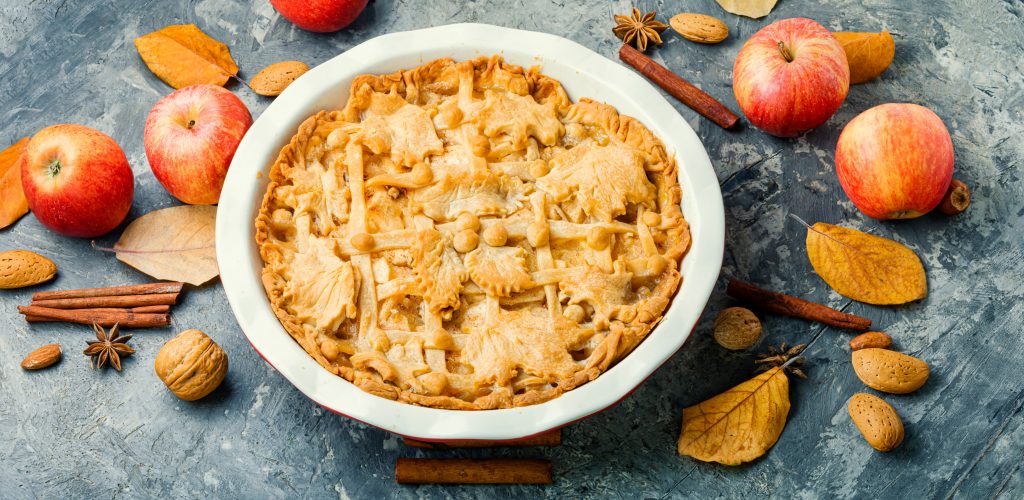 Fall Apple Pie With Lattice Crust and Garnishing nikolaydonetsk © 123rf