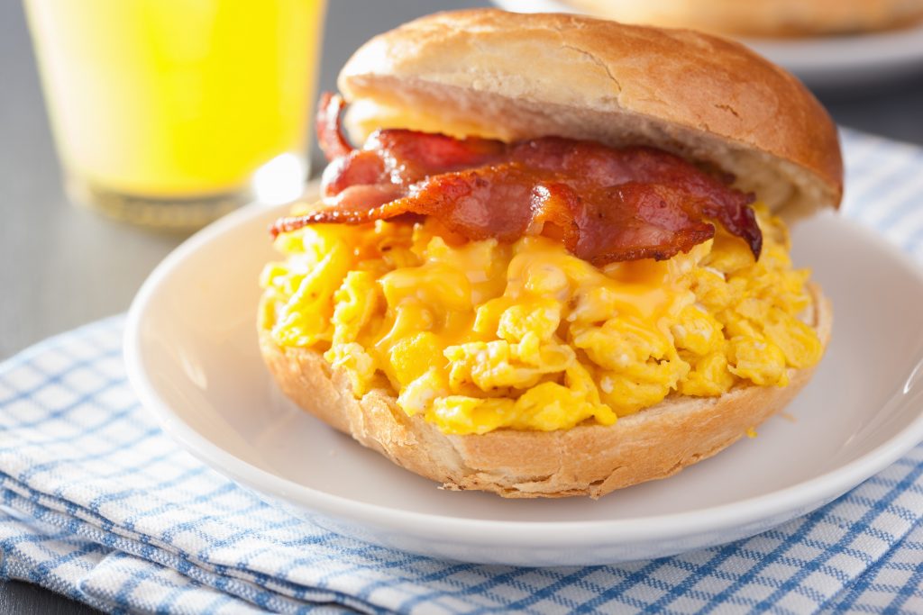 a breakfast sandwich duskbabe © 123rf