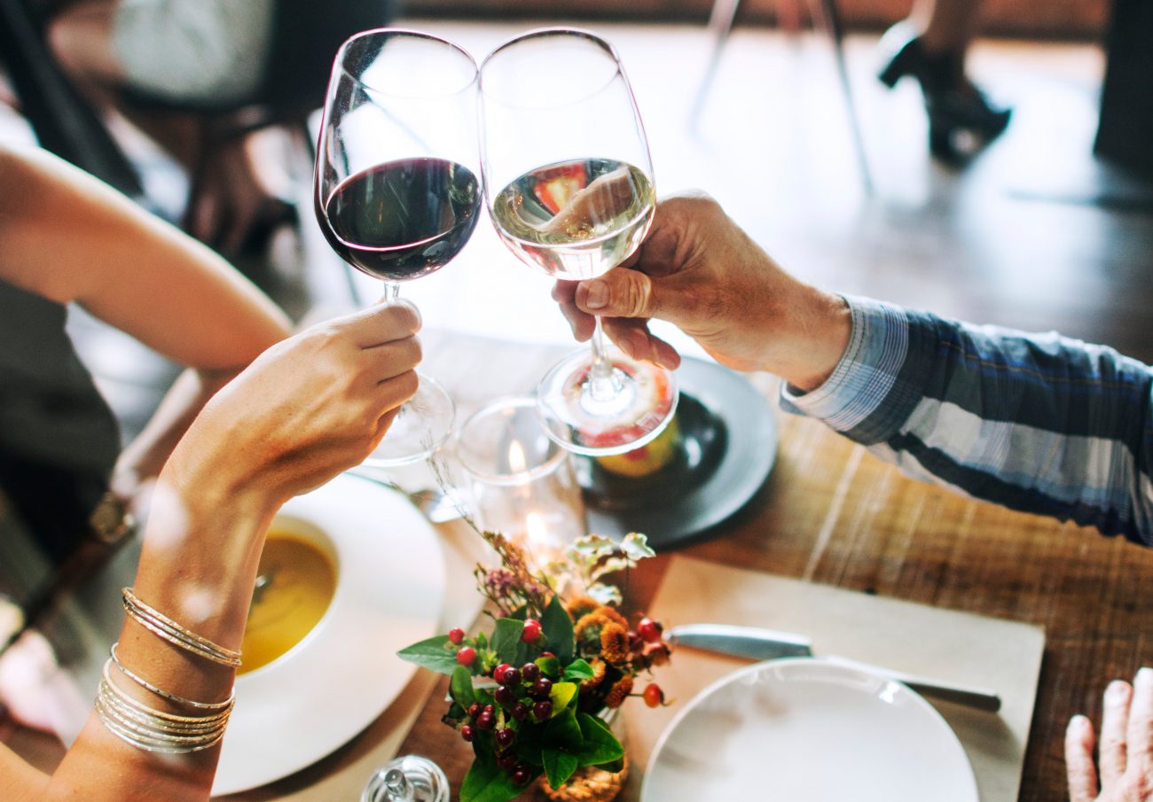 couple clinking wine glasses there are so many things to do in Douglasville rawpixel © 123rf