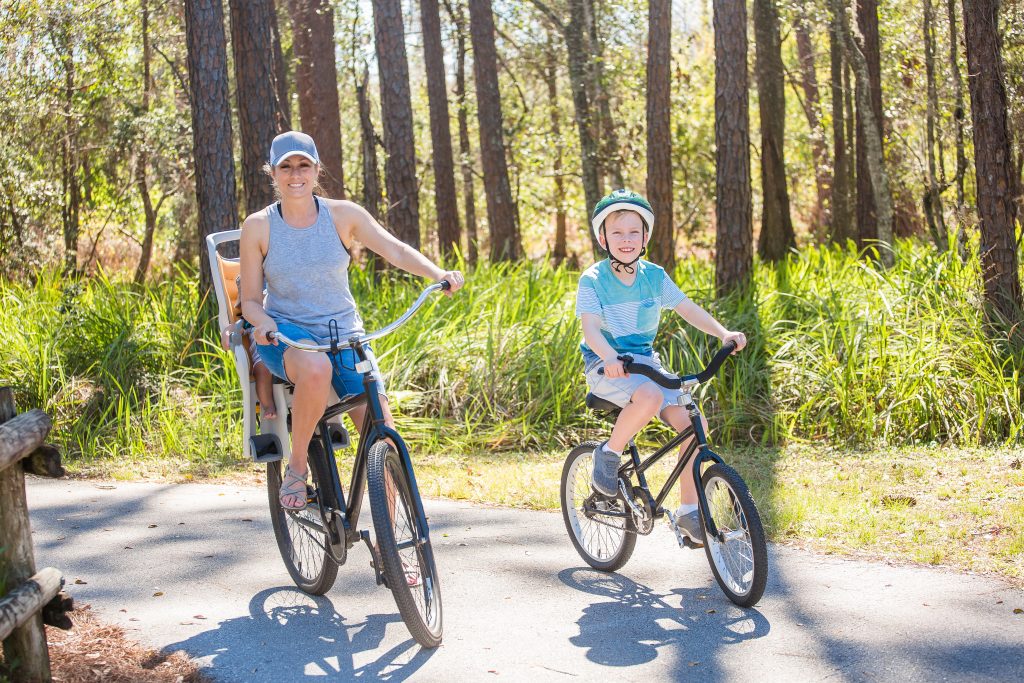 Biking on the trail in powder springs yobro10 © 123rf