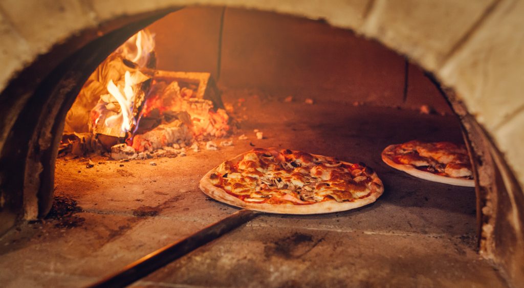 Stone oven pizza Andrewshots © Shutterstock