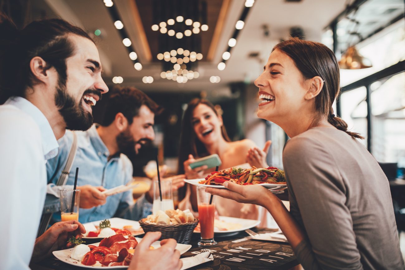 People chatting at stylish bar djile© Shutterstock