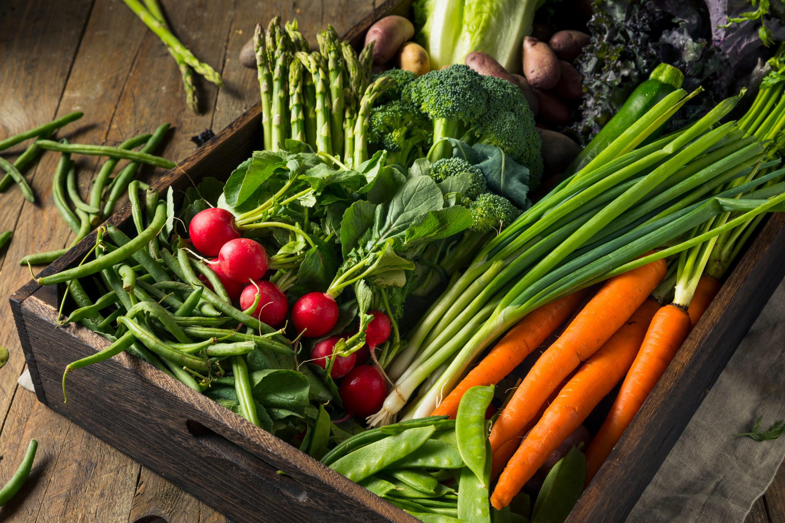 Fresh vegetables in a wooden box Brent Hofacker© Shutterstock