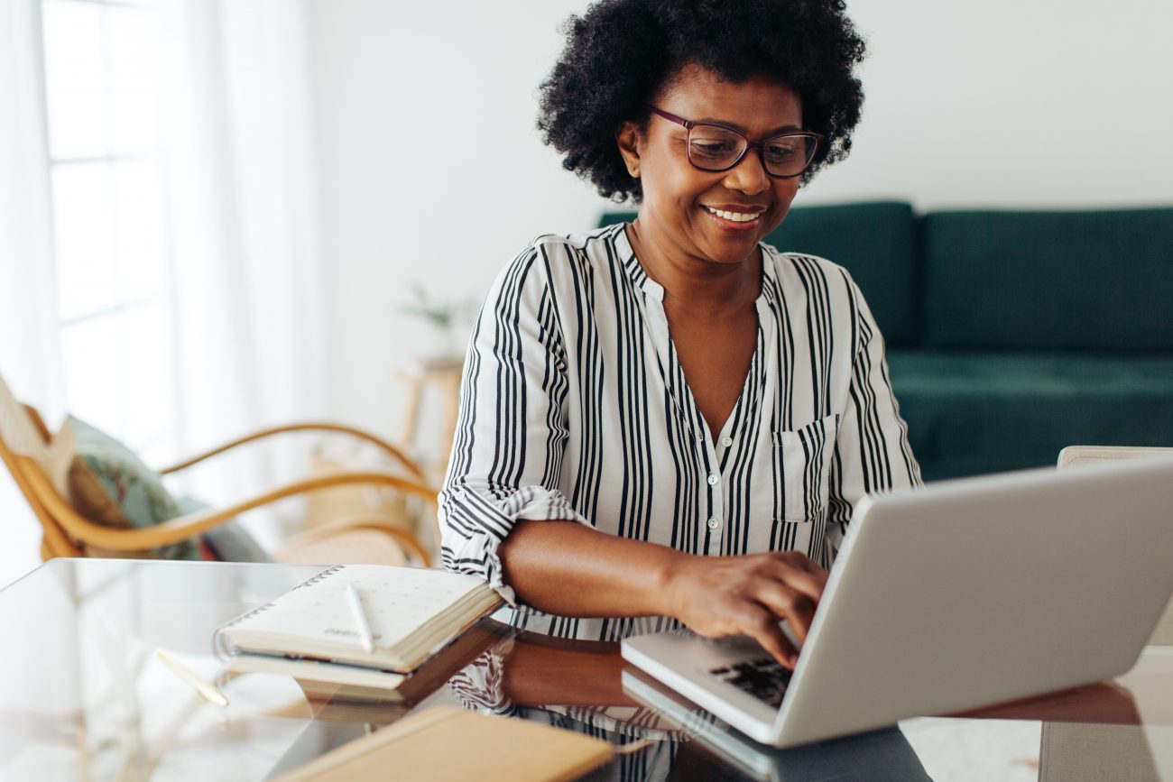 Woman working in home office on laptop ©JLco Julia Amaral