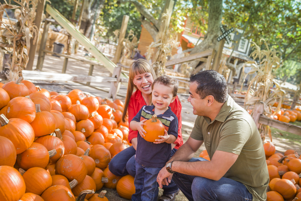 Family at Sleepy Hollow Farms Pumpkin Patch ©Andy Dean Photography
