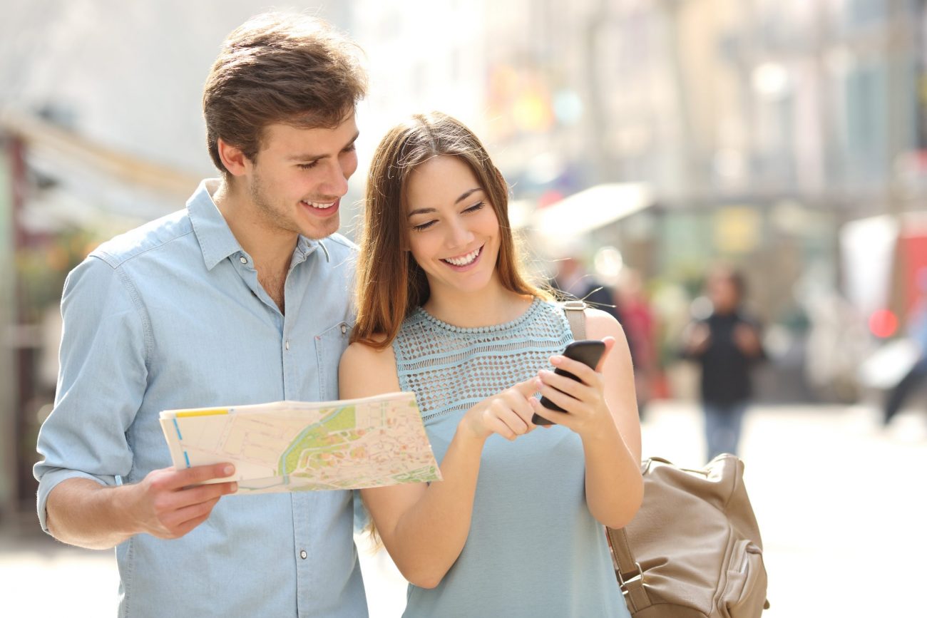 Couple looking at a map ©Antonio Guillem