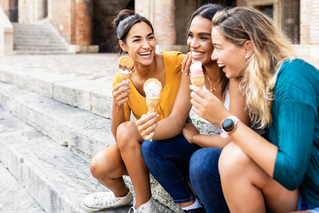 Three friends eating ice cream together ©Xavier Lorenzo
