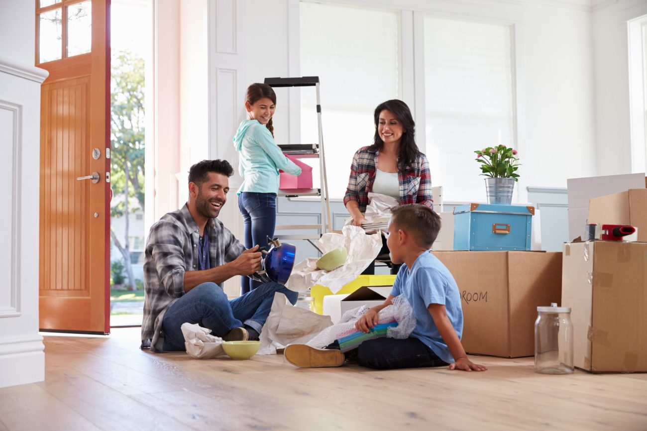 Young family packing moving boxes ©Monkey Business Images
