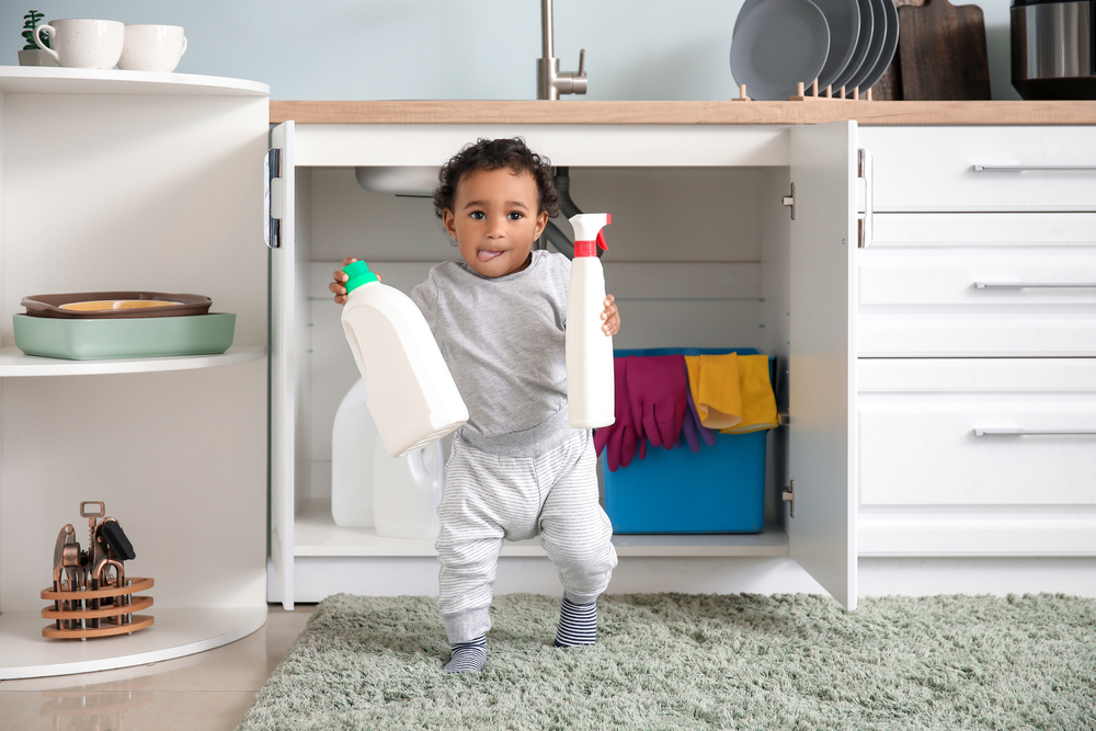 baby playing with detergents at home ©Pixel-Shot