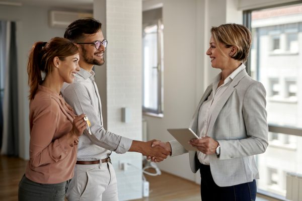 Homebuyers shaking hands with agent ©Drazen Zigic
