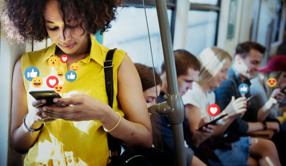 Social media users on the subway ©Rawpixel.com