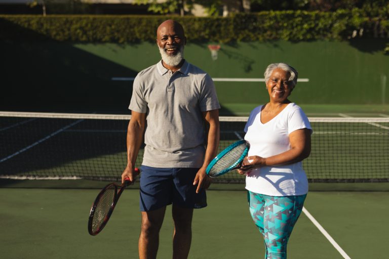 Couple Playing Tennis and holding rackets ©wavebreakmedia